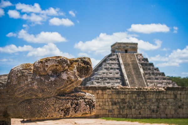 Comment organiser une croisière qui propose des excursions pour découvrir les pyramides mayas au Guatemala?
